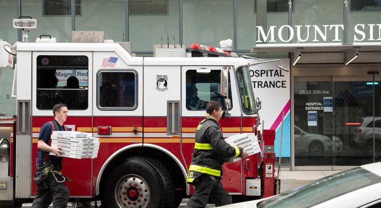 在纽约新冠疫情爆发期间，消防员为皇后区一家医院的工作人员送披萨。