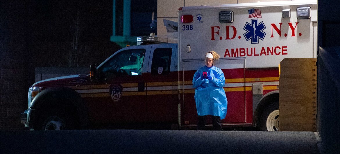 纽约一家医院门外，一名医护人员正在休息。