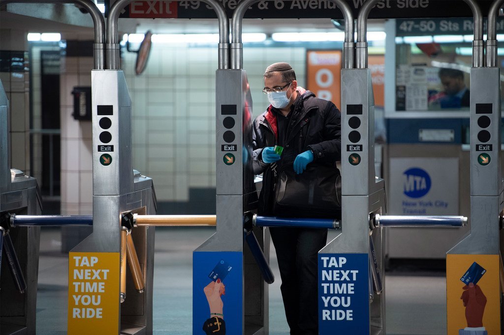 Un homme portant un masque dans le métro de New York pendant la pandémie de Covid-19.