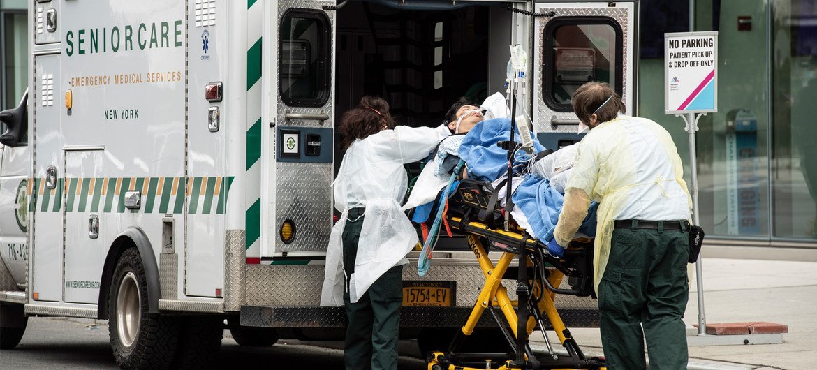 纽约皇后区艾斯托里亚，一名患者被推上救护车。