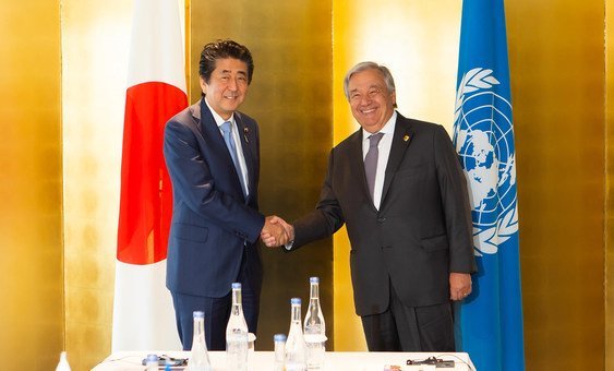 Guterres com Shinzo Abe, primeiro-ministro do Japão, à margem da 7ª Conferência Internacional de Tóquio sobre o Desenvolvimento Africano em Yokohama, Japão.