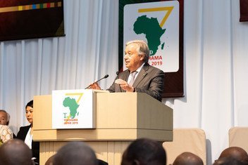 الأمين العام للأمم المتحدة أنطونيو غوتيريش يلقي كلمته أمام مؤتمر طوكيو الدولي السابع للتنمية الأفريقية في يوكوهاما باليابان في 28 آب/أغسطس 2019.