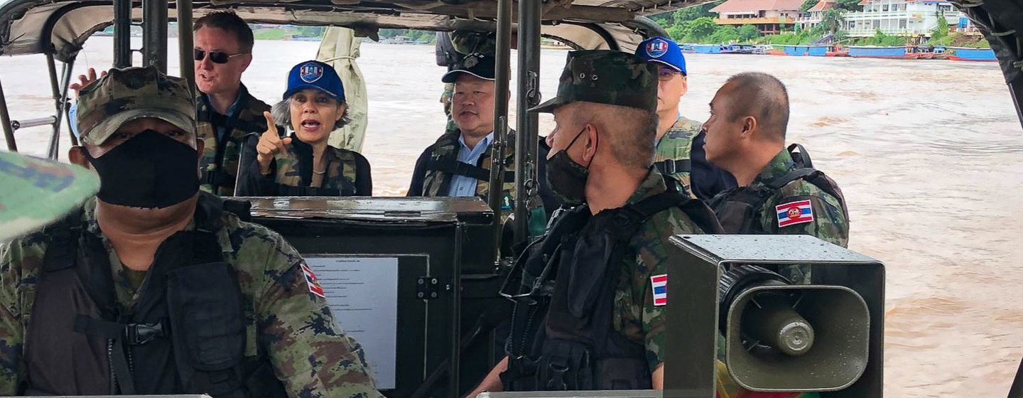 联合国驻泰国协调员萨巴瓦尔（Gita Sabharwal，后排中）参加湄公河沿岸的联合巡逻。
