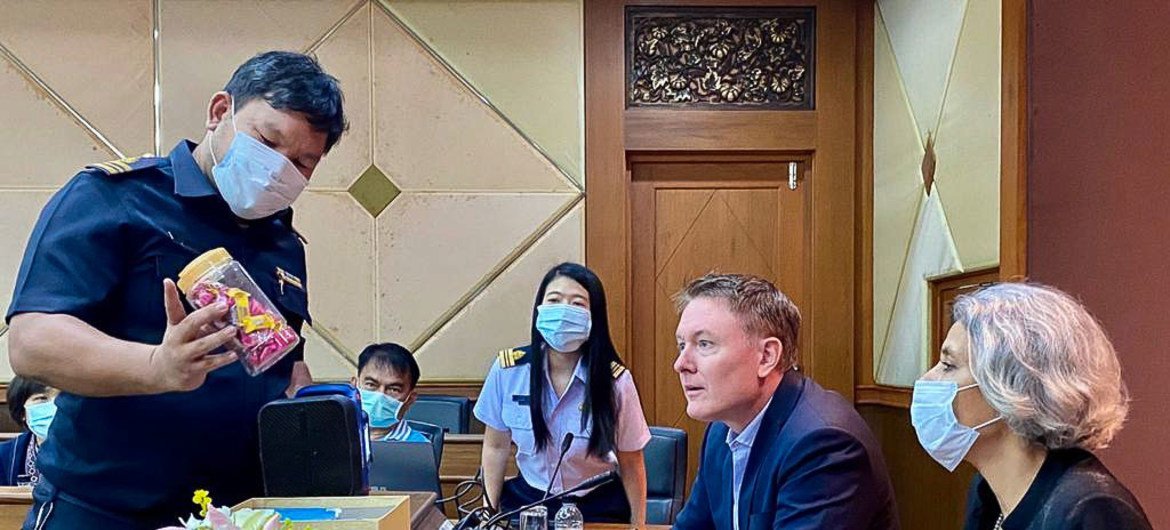 联合国驻泰国协调员萨巴瓦尔（Gita Sabharwal，右一）以及联合国毒品与犯罪问题办公室驻东南亚和太平洋地区代表道格拉斯（Jeremy Douglas，中）在泰北美塞的海关办公室听取情况汇报。