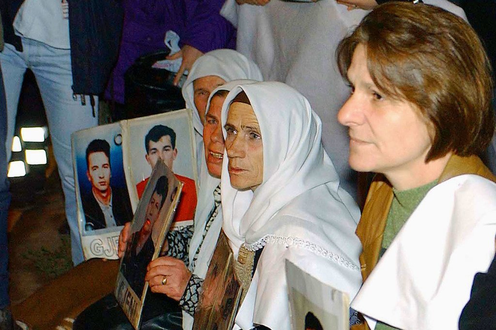 2002年，在科索沃普里什蒂纳的联合国办公室外面默默示威的失踪者亲戚。（资料）