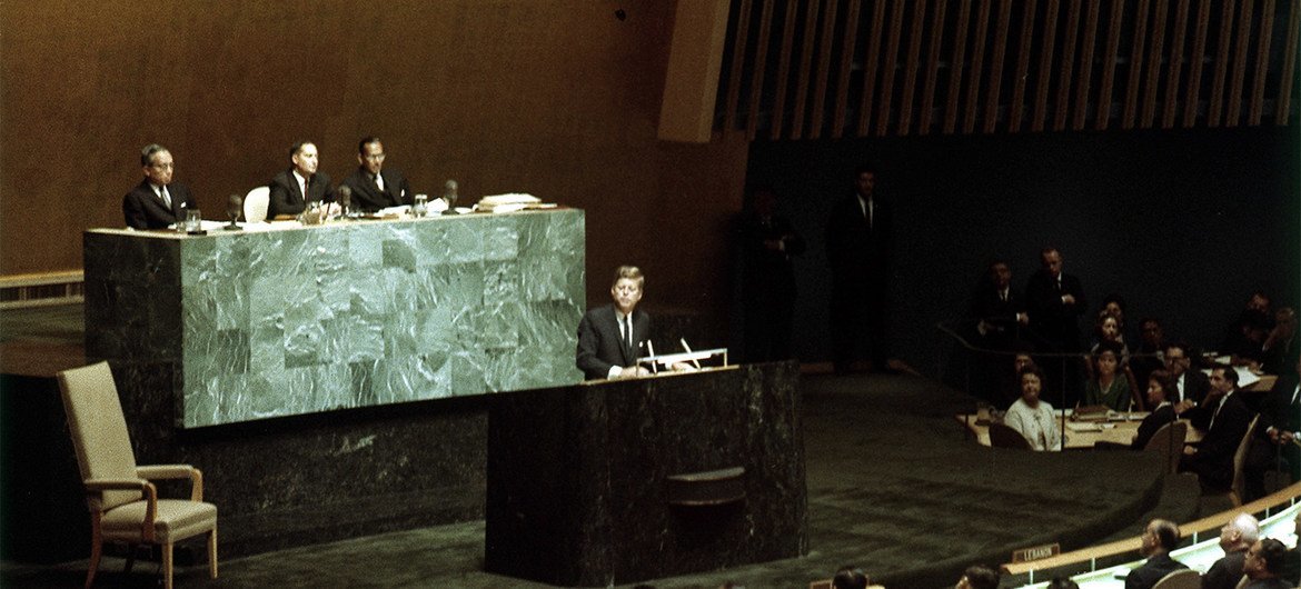 Делегаты 18-й сессии Генассамблеи ООН слушают обращение президента США Джона Кеннеди. 20 сентября 1963 года