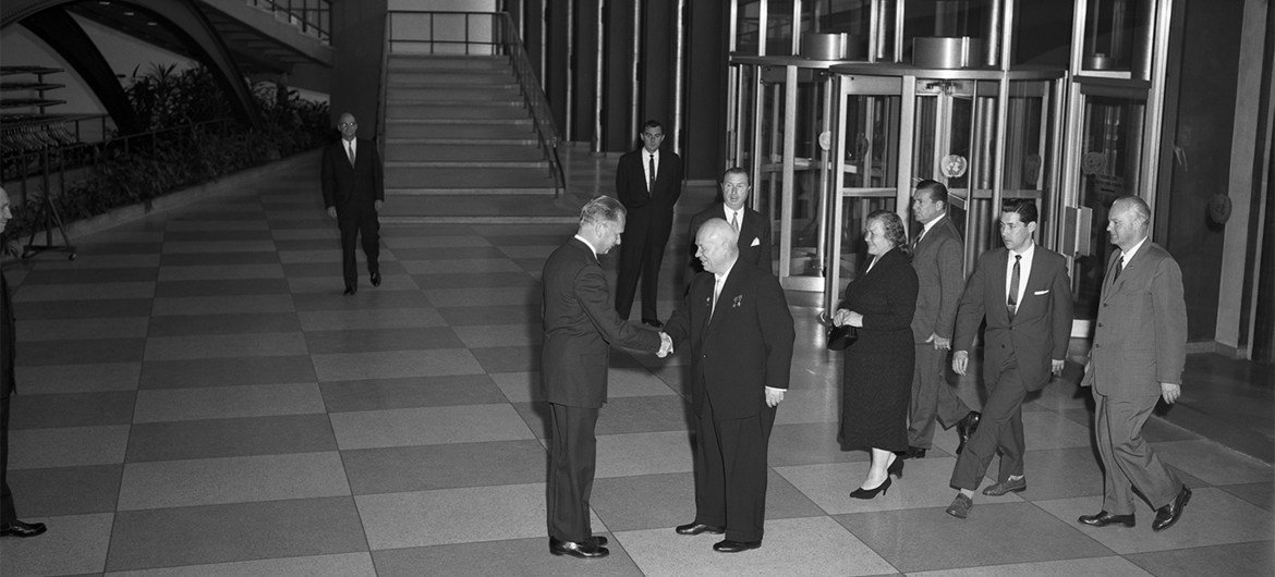 Генсекретарь ООН Даг Хаммаршельд встречает руководителя делегации СССР Никиту Хрущева на входе в ООН. 18 сентября 1959 года