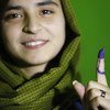 Mulher vota em Cabul
