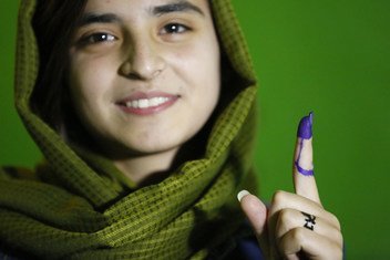 سيدة أفغانية من كابول ترفع إصبعها المغموسة بالحبر والتي بصمت به عند تصويتها في الانتخابات الرئاسية في البلاد.