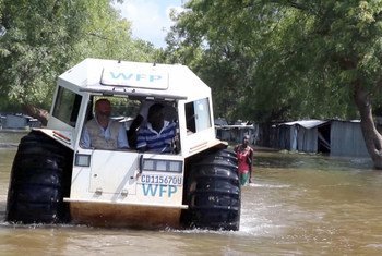 برنامج الأغذية العالمي يوزع المساعدات على المتضررين من الفيضانات في جنوب السودان