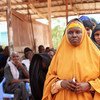 من الأرشيف: الناس يصطفون للإدلاء بأصواتهم أثناء الانتخابات في الصومال. 