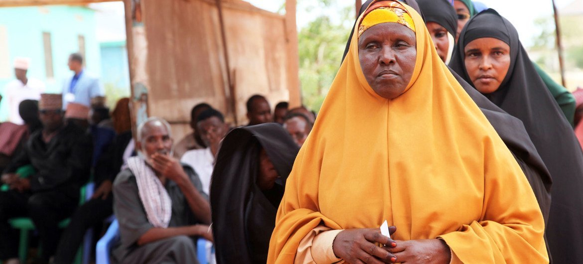 من الأرشيف: الناس يصطفون للإدلاء بأصواتهم أثناء الانتخابات في الصومال. 