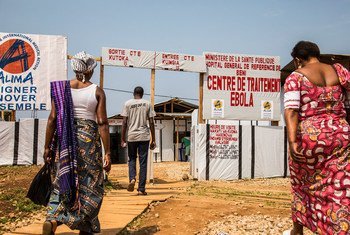 من الأرشيف: أشخاص يزورون أفراد عائلاتهم في مركز لعلاج الإيبولا في جمهورية الكونغو الديمقراطية.