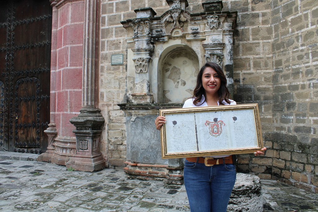 Angélica Alvardado muestra el escudo de Huejotzingo.