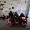 为应对暴力升级，一个巴勒斯坦难民家庭在加沙北部的近东救济工程处拜特拉希亚女子预备学校避难。