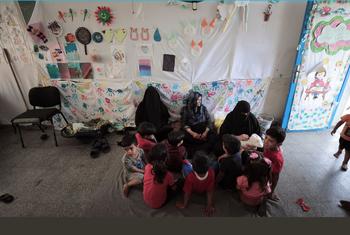 为应对暴力升级，一个巴勒斯坦难民家庭在加沙北部的近东救济工程处拜特拉希亚女子预备学校避难。