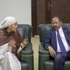 نائبة الأمين العام للأمم المتحدة، أمينة محمد (يسار)، تلتقي برئيس وزراء السودان، السيد عبد الله حمدوك في الخرطوم.