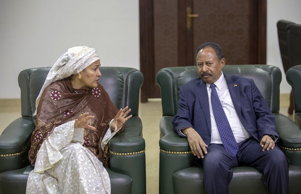 نائبة الأمين العام للأمم المتحدة، أمينة محمد (يسار)، تلتقي برئيس وزراء السودان، السيد عبد الله حمدوك في الخرطوم.