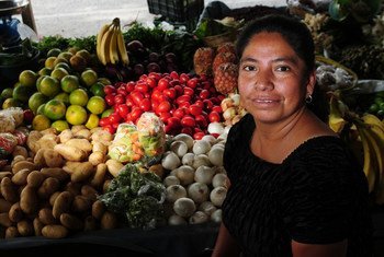 Una mujer vende frutas en Guatemala antes de la pandemia.