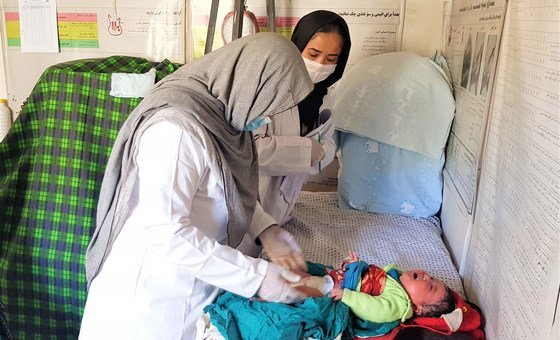 Une sage-femme dans une maison de santé familiale à Daikundi, en Afghanistan, prodigue des soins à un bébé (photo d'archives). 