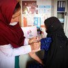 (من الأرشيف) قابلة في دار صحة العائلة في دايكوندي، أفغانستان. يوفر المرفق الرعاية الصحية للأمهات والأطفال.