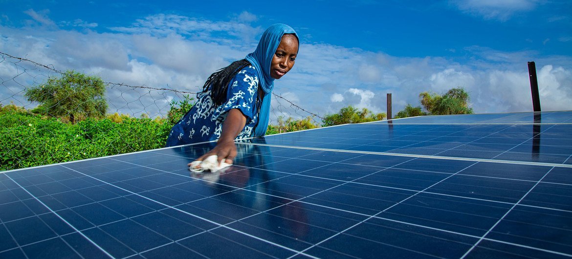 تعاونية نسائية في جنوب موريتانيا تستخدم الطاقة الشمسية لتشغيل البئر الذي يزود حديقة السوق بالماء.