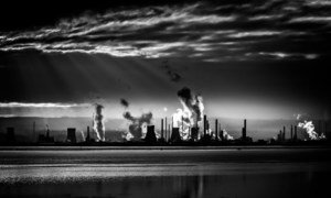 احتراق الوقود الأحفوري يتسبب بإطلاق عدد من ملوثات الهواء الضارة بالبيئة والصحة العامة.