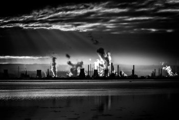 La combustion des énergies fossiles émet un certain nombre de polluants atmosphériques qui nuisent à la fois à l'environnement et à la santé publique.