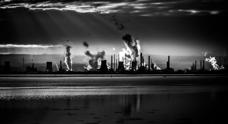 احتراق الوقود الأحفوري يتسبب بإطلاق عدد من ملوثات الهواء الضارة بالبيئة والصحة العامة.
