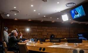 12月12日，气候雄心峰会开始前，秘书长古特雷斯通过远程方式向峰会主持人，来自英国广播公司的杰伊纳布·巴达维（Zeinab Badawi）挥手致意。