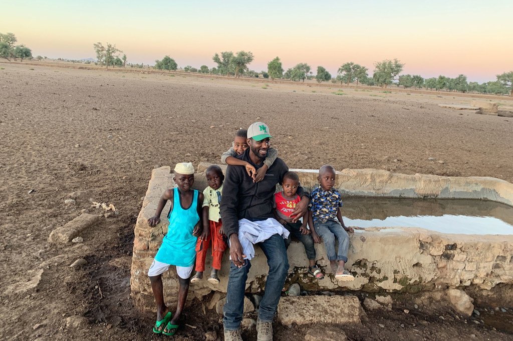 عبدالمنعم مكي من قسم أخبار الأمم المتحدة وسط أبناء إخوانه وأخواته خلال زيارة إلى مسقط رأسه في إقليم دارفور.