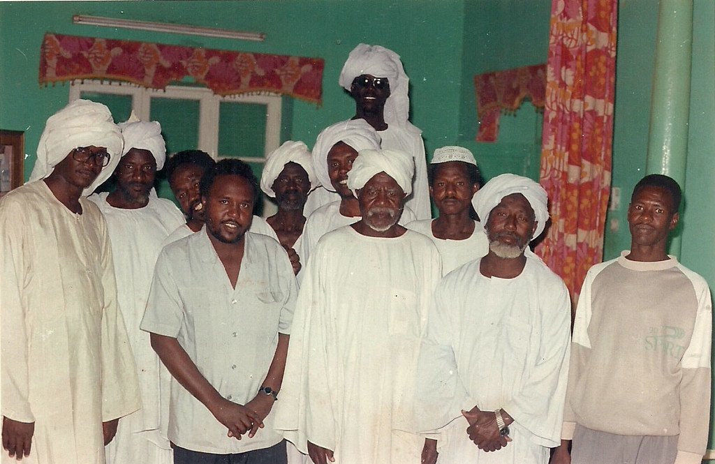 العمدة إبراهيم آدم مكي(ثالث من اليسار) أحد زعامات الإدارة الأهلية في إقليم دارفور.
