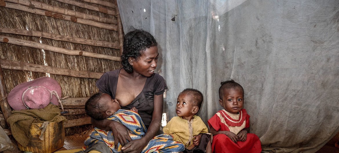 Esta madre y sus tres hijos padecen inseguridad alimentaria y desnutrición en el sur de Madagascar.