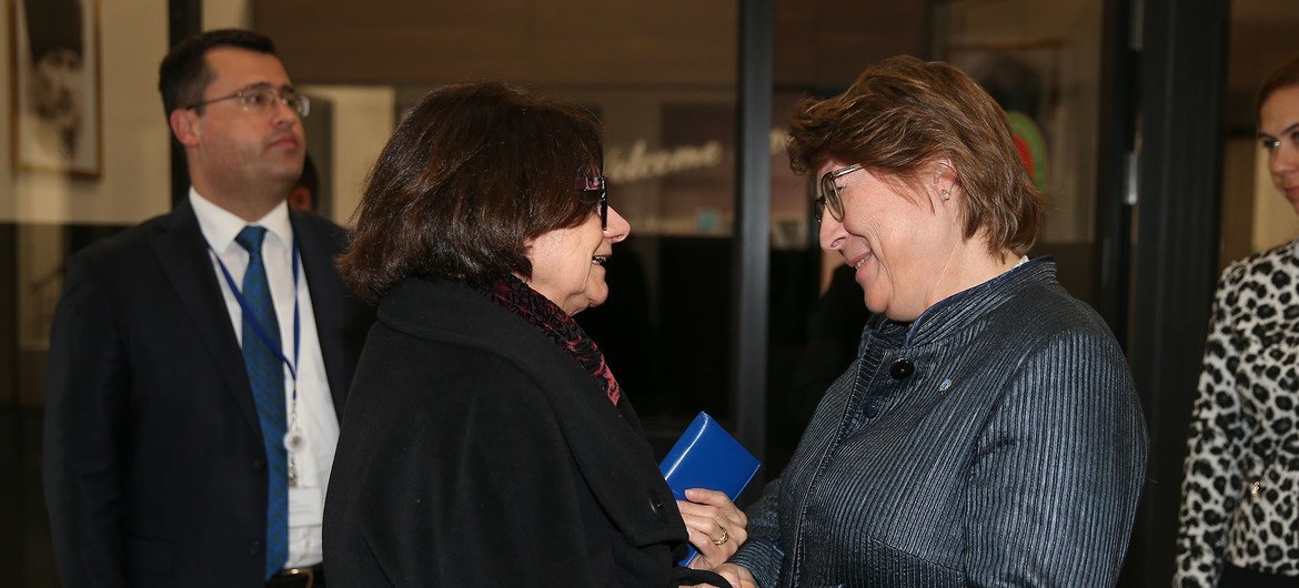 Irena Vojackova-Sollorano, Directrice régionale de l’UNDCO (droite), accueille Rosemary A. DiCarlo, Secrétaire générale adjointe aux affaires politiques et de consolidation de la paix, à l’aéroport d’Istanbul, en Turquie, le mercredi 30 octobre 2019.