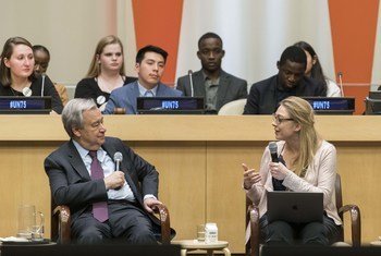 यूएन75 संवाद - युवा प्रतिनिधियों की बात सुनते हुए महासचिव एंतोनियो गुटेरेश (29 जनवरी 2020)