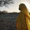 Abida Dawud, superviviente de la mutilación genital femenina, camina en el desierto de Afar en el norte de Etiopía.