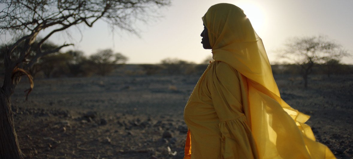 Abida Dawud, superviviente de la mutilación genital femenina, camina en el desierto de Afar en el norte de Etiopía.