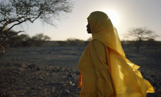 Abida Dawud, uma sobrevivente da mutilação genital feminina, caminha no deserto Afar, no norte da Etiópia.