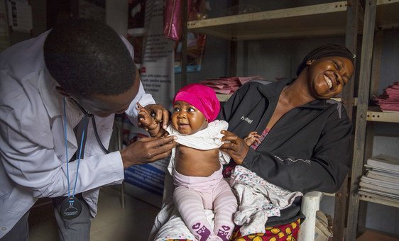 Profissional de saúde examina Beatrice, de um ano de idade, em uma clínica de saúde em Yola, estado de Adamawa, nordeste da Nigéria.