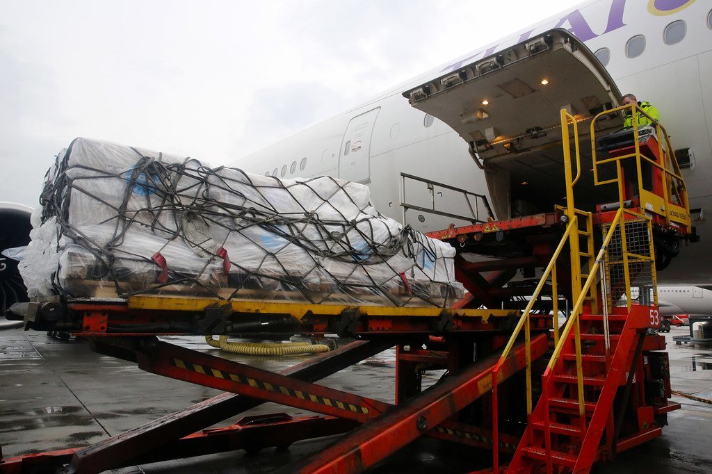 A Copenhague, au Danemark, un avion chargé d'équipements de protection contre le coronavirus envoyé en Chine fin janvier.