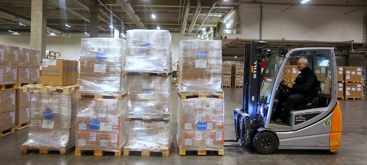 معدات واقية لمواجهة تفشي فيروس كورونا تم إعدادها للشحن من أحد مستودعات اليونيسف في الدنمارك.