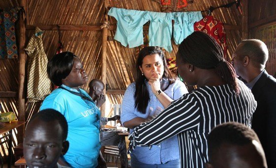 مبعوثة الأمم المتحدة للشباب، جاياثما ويكراماناياكي، خلال زيارتها إلى جنوب السودان. 