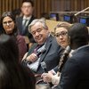 联合国秘书长安东尼奥·古特雷斯(中左)参加了联合国75周年与青年对话活动，主题是“坐在驾驶座上的青年”。
