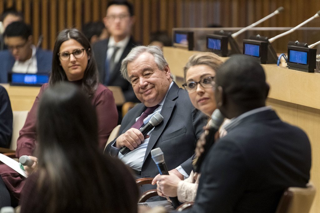 الأمين العام للأمم المتحدة انطونيو غوتيرش(في الوسط) خلال مشاركته في الحوار رفيع المستوى في إطار فاليات الذكرى الخامسة والسبعين للأمم المتحدة والتي جاءت بعنوان"الشباب في موقع القيادة".