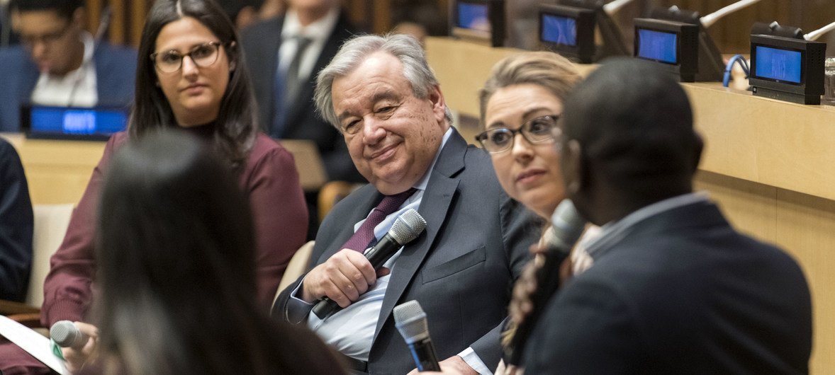 El Secretario General António Guterres conversa con jóvenes en el primer diálogo de la iniciativa ONU75.