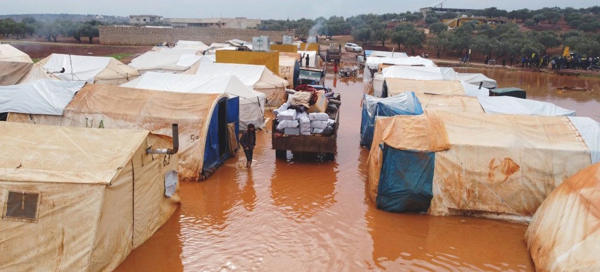 الفيضانات تغمر مخيمات للنازحين داخليا في سوريا في كانون الثاني/يناير 2021.