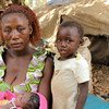 Une mère réfugiée de République centrafricaine est assise avec ses enfants à côté d'un abri de fortune dans le village de Ndu, en République démocratique du Congo.
