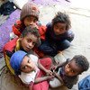 أطفال يمنيون في المنزل الذي فروا إليه بعد أن نزحوا بسبب الحرب والصراع.