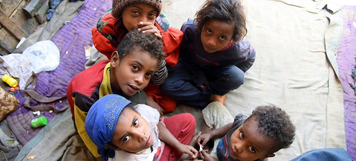 أطفال يمنيون في المنزل الذي فروا إليه بعد أن نزحوا بسبب الحرب والصراع.