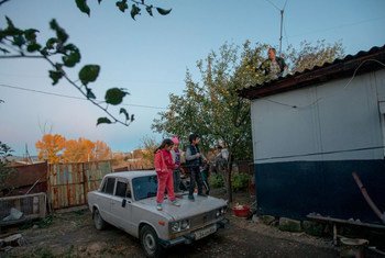 Когда школы закрыты, многие дети предоставлены сам себе. Они не получают необходимые знания.